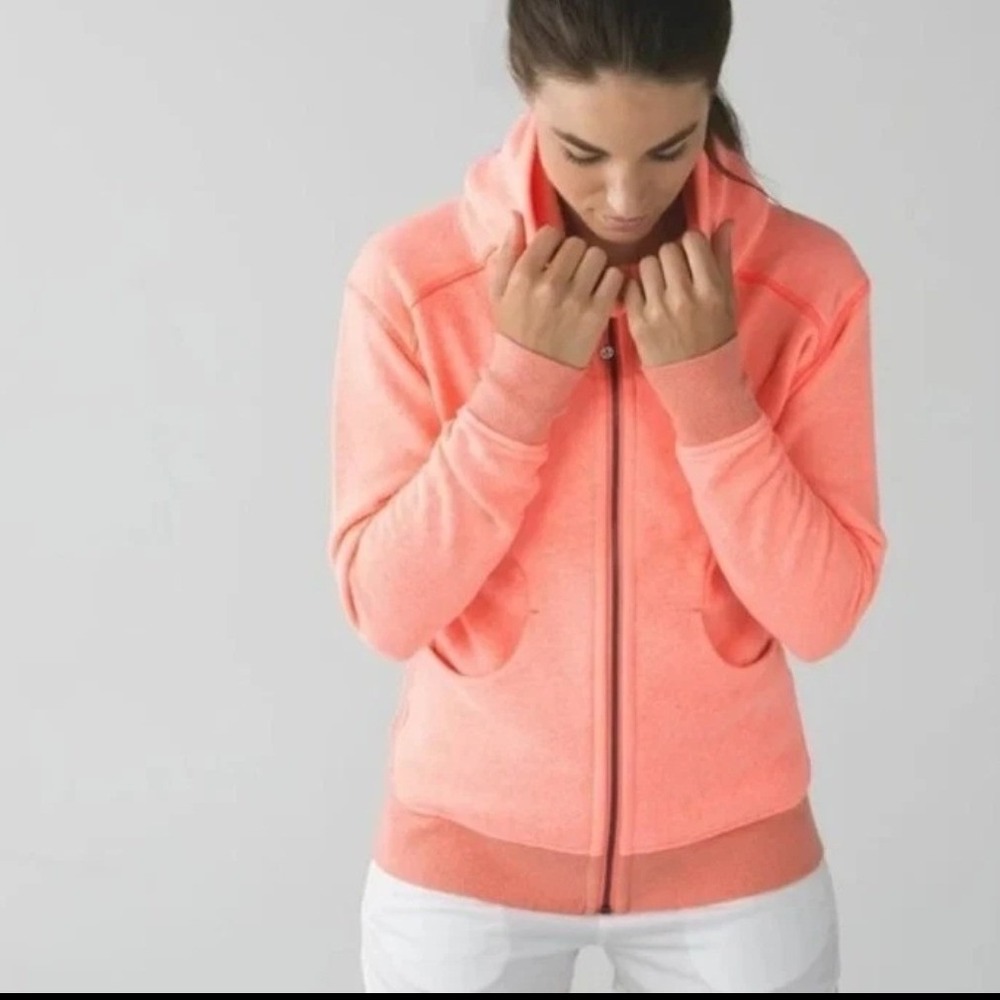 Lululemon On The Daily Hoodie
Heathered Grapefruit /Heathered Plush Peach Size 6